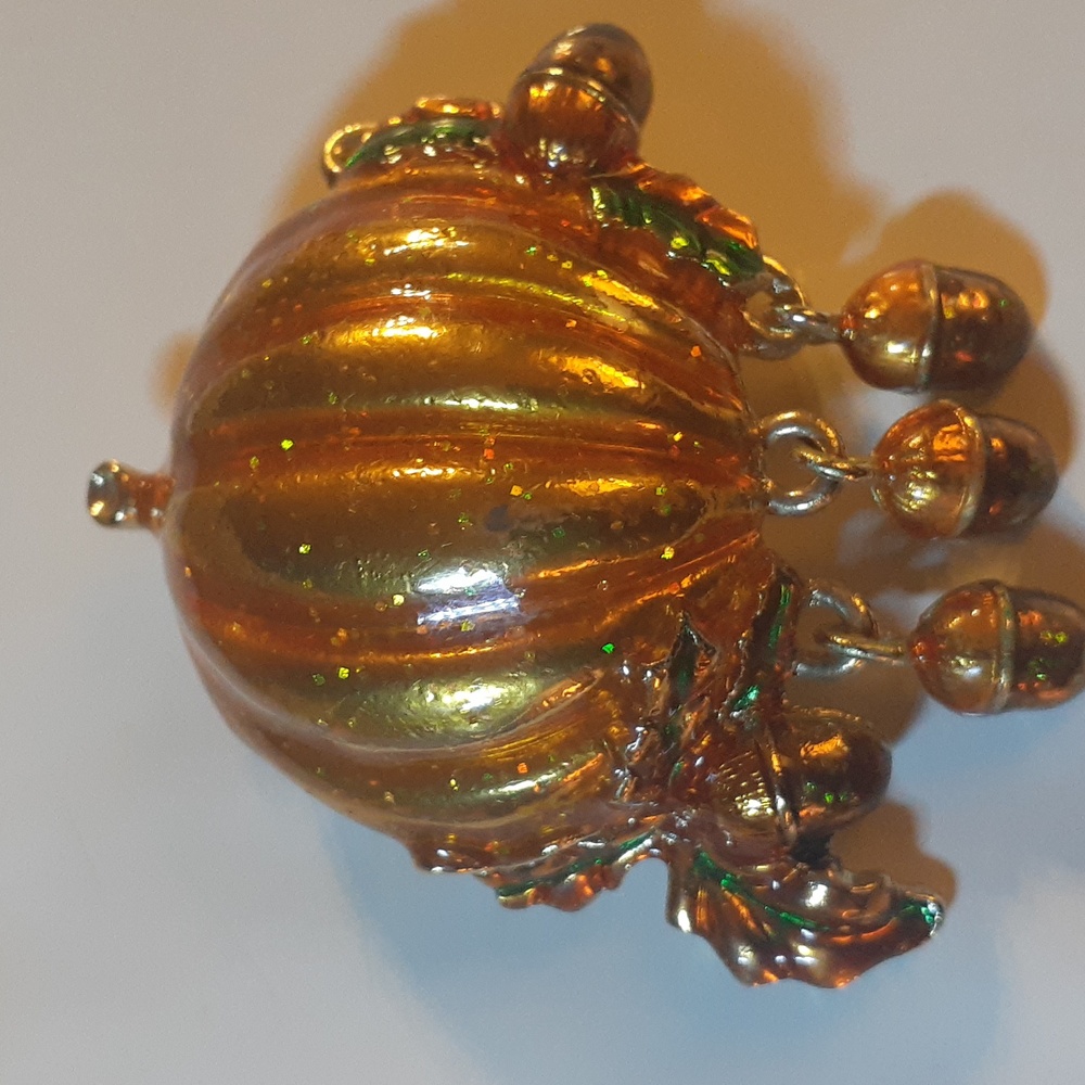 VINTAGE MONET SPARKLING  PUMPKIN & ACORNS AUTUMN BROOCH SIGNED